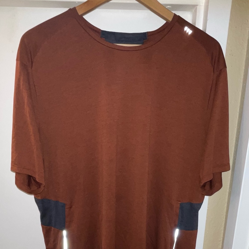 Lululemon running shirt w/ reflective accents XXL in maroon/black